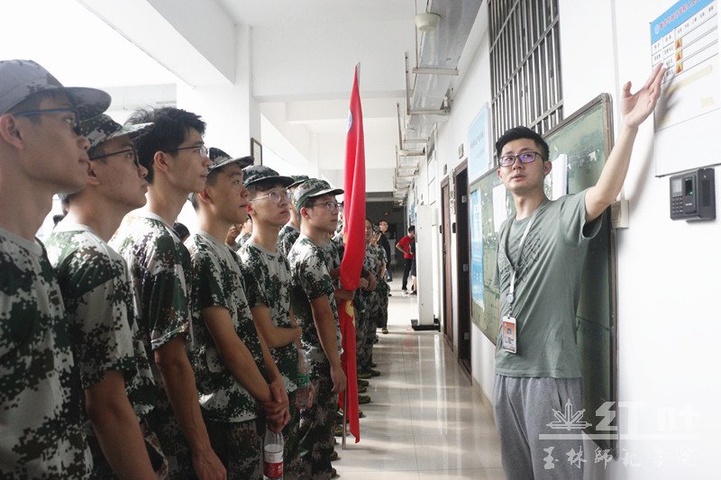 参观期间,陈罗庚耐心地引导新生参观了解学院办公场地,他依次对该院